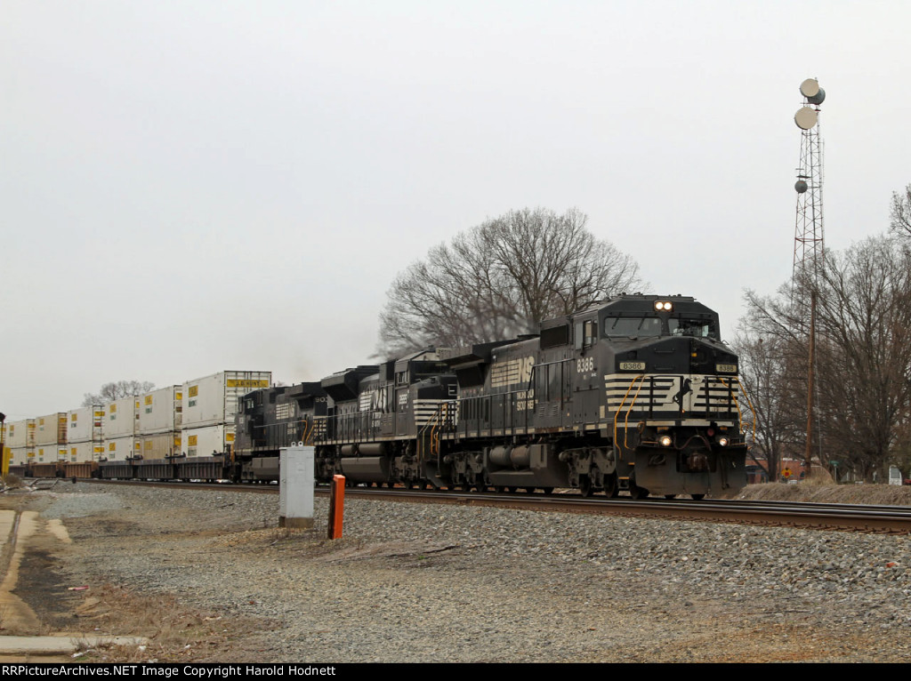 NS 8386 leads train 204 northbound